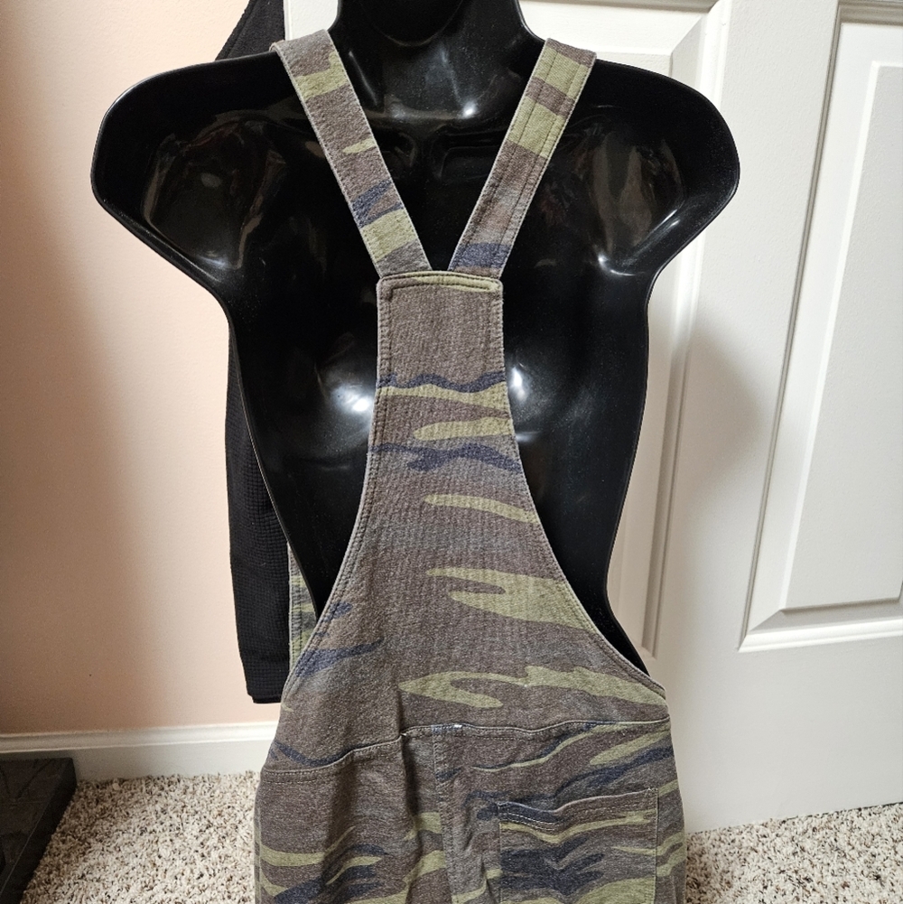 Stylish Camouflage Overalls with Front Pocket - Picture 9 of 13